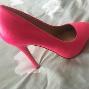 MATERIAL GIRL Hot Pink Platform Pumps/Heels sz 6